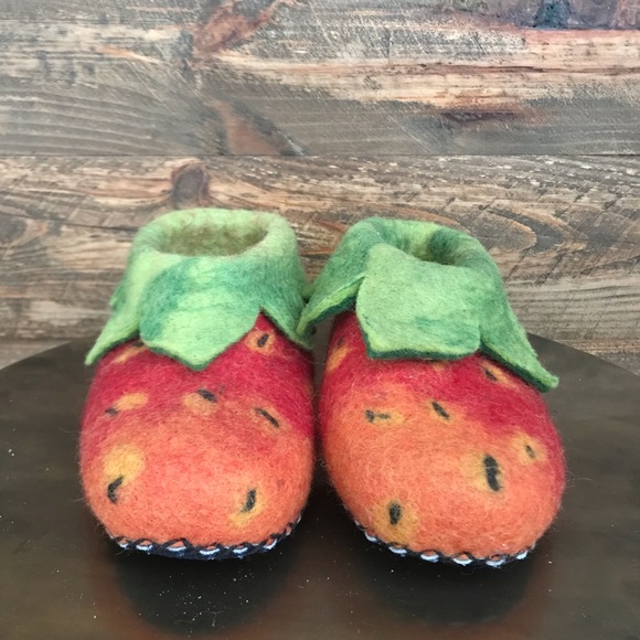100% wool handmade kid strawberry slippers 12-12.5 - Picture 2 of 7